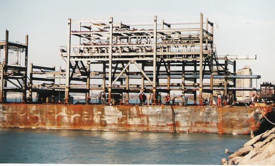 Multi-storey module shipped fully assembled by barge